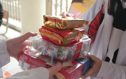 Gom bánh kẹo chưa dùng sau tết tặng trẻ em nghèo