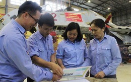 Những 'nữ anh hùng' ở nhà máy sửa chữa máy bay
