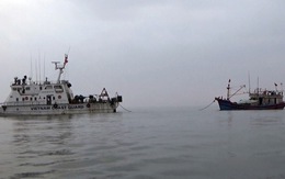 Cảnh sát biển cứu tàu cá cùng 9 thuyền viên trôi dạt trên biển