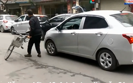 Video clip phản ứng ô tô chạy lấn làn, cụ ông lấy xe đạp ra chắn