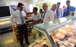 Bộ trưởng Úc nướng thịt, uống bia VN