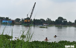 Dân ôm cây chuối bơi ra sông Hậu 'đấu' xáng cạp
