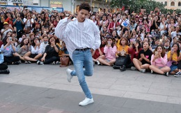 Kim Samuel nhảy cùng khán giả ở phố đi bộ Nguyễn Huệ