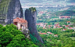 Độc đáo tu viện Meteora 'lơ lửng' trên núi tại Hy Lạp