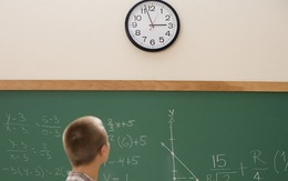 Các trường Anh tháo bỏ đồng hồ vì học sinh không biết coi giờ