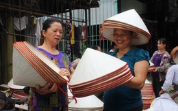 Phiên chợ nón làng Chuông bán chạy khắp nơi, mua ngồi 1 chỗ