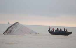 Xẻ tàu VTB 26 chìm ở Nghệ An để bán phế liệu
