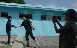 Cơn sốt bắt chước cú bắt tay Kim - Moon  gây sốt Hàn Quốc