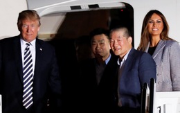 Vợ chồng ông Trump ra đón tù nhân Mỹ từ Triều Tiên trở về
