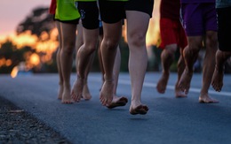 Những bạn trẻ chạy chân trần trên đường nhựa, đường đất