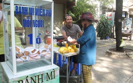 Ấm lòng với tủ bánh mì thân thiện