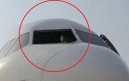 Cơ phó Trung Quốc bị hút suýt văng ra ngoài khi máy bay vỡ kính