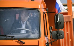 Ông Putin tự lái xe tải qua cầu mới mở nối Nga với Crimea