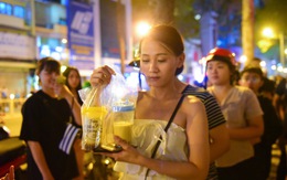 Bạn trẻ Sài Gòn xếp hàng mua sữa tươi trân châu vỉa hè