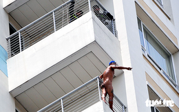 Bệnh nhân trèo qua lan can tầng 10 khỏa thân đòi tự tử