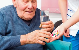 Thận trọng khi dùng thuốc cho người cao tuổi
