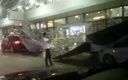 Tôn rào chắn công trình đổ sập đè 2 ôtô trong sân bay Nội Bài