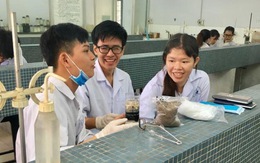 Học sinh sinh viên thi thiết kế hệ thống lọc nước mini