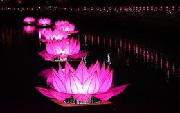 Hoa đăng rực sáng kênh Nhiêu Lộc trong dịp lễ Phật đản