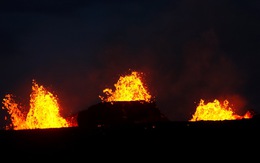 Núi lửa ở Hawaii bắt đầu thiêu cháy đầy cuồng nộ