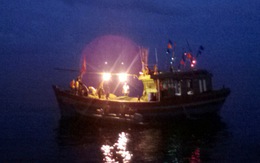Cảnh sát biển cứu tàu cá và 10 ngư dân trôi 2 ngày trên biển