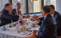 Ngoại trưởng Mỹ khoe ăn thịt bò Mỹ với tướng Triều Tiên
