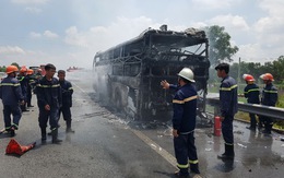 Xe giường nằm cháy rụi trên cao tốc TP.HCM - Trung Lương