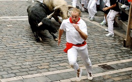 Người đàn ông bị bò húc tại lễ hội đấu bò ở Tây Ban Nha