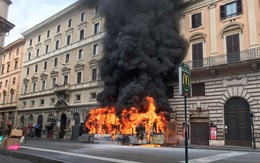 Xe buýt liên tục bốc cháy bí ẩn giữa Roma