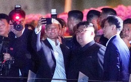Ông Kim Jong Un cùng dạo phố, 'selfie' với ngoại trưởng Singapore
