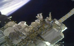 Phi hành gia Mỹ đi bộ ngoài không gian lắp camera độ phân giải cao