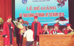Phó bí thư Đoàn Trường ĐH Vinh quỳ gối cầu hôn nữ sinh tại lễ tốt nghiệp