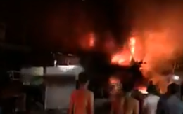 'Bà hỏa' thiêu rụi 5 căn nhà, thiệt hại trên 5 tỉ đồng