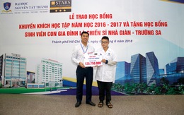 Tặng học bổng cho sinh viên là con chiến sĩ nhà giàn Trường Sa