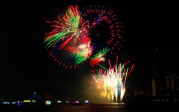 Xem Ý và Hong Kong biểu diễn pháo hoa trên bầu trời Đà Nẵng