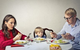 Cha mẹ lướt điện thoại trong giờ ăn sẽ làm ảnh hưởng xấu đến hành vi của trẻ