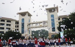 Học sinh Trung Quốc xé sách tung trắng xóa như tuyết ngay trước kỳ thi đại học