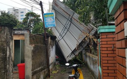 Mưa lớn kèm gió mạnh làm hư hại nhiều công trình tại Huế
