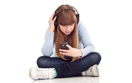 Trẻ em nghe nhạc qua tai nghe dễ bị mất thính lực