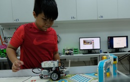 Khi trẻ lắp ráp, lập trình robot