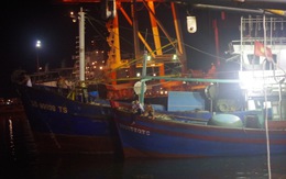 Tàu cá vỏ thép cứu tàu vỏ gỗ trôi trên biển