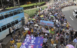 Hong Kong ngày 1-7: Chính quyền vui lễ, dân tuần hành