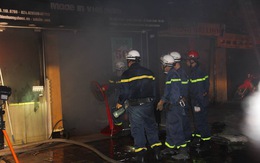 Khu tập thể cháy trong đêm, cảnh sát cắt 'chuồng cọp' cứu dân