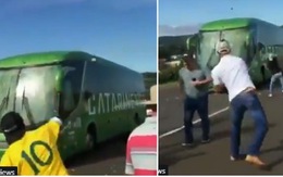 Video fan ném trứng thối vào xe chở tuyển Brazil là giả