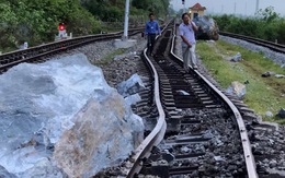 Thông đường sắt Bắc - Nam sau 15 tiếng bị đá núi làm hỏng