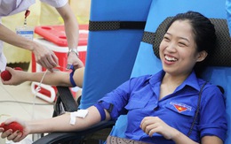 Gần 2.000 bạn trẻ xứ Nghệ đội mưa đi hiến máu