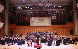 Nghe Quốc ca Việt Nam trong đêm hòa nhạc Toyota