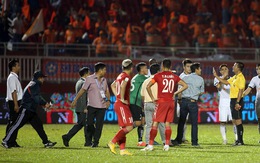 HLV Nguyễn Minh Phương lao vào sân phản ứng trọng tài