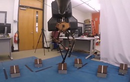 'Huấn luyện' thành công robot hai chân vượt địa hình phức tạp