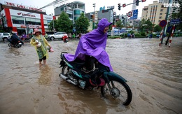 Nhiều tuyến phố Hà Nội ngập sâu sau mưa